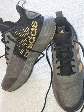 Sz.5 Boys Adidas Own The Game 2.0 Basketball Shoes